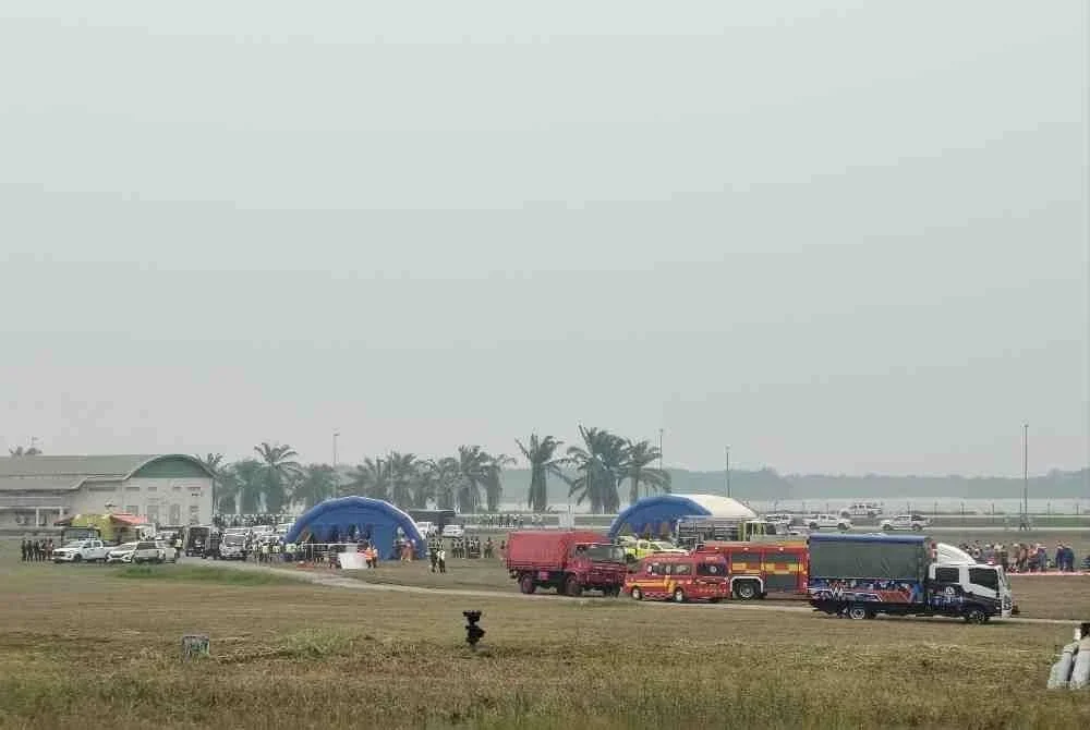 Pasukan penyelamat melaksanakan tugas dalam simulasi Ex Perisai Panthera 2026 di KLIA pada Rabu.
