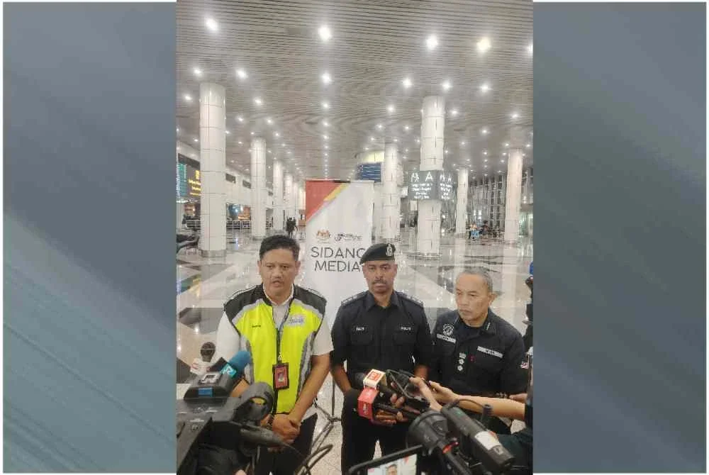 Sidang akhbar Abd Hasman (kiri) dan M Ravi (tengah) berkenaan simulasi Ex Perisai Panthera 2026 di KLIA pada Rabu.