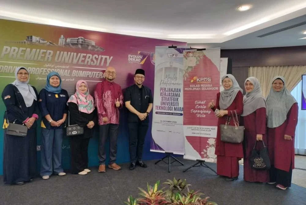 Shahrin (lima dari kiri) bergambar bersama-sama sebahagian anggota KPMS semasa MoU antara UiTM dengan rakan strategik industri di Bangunan Canseleri UiTM Shah Alam di sini pada Rabu.