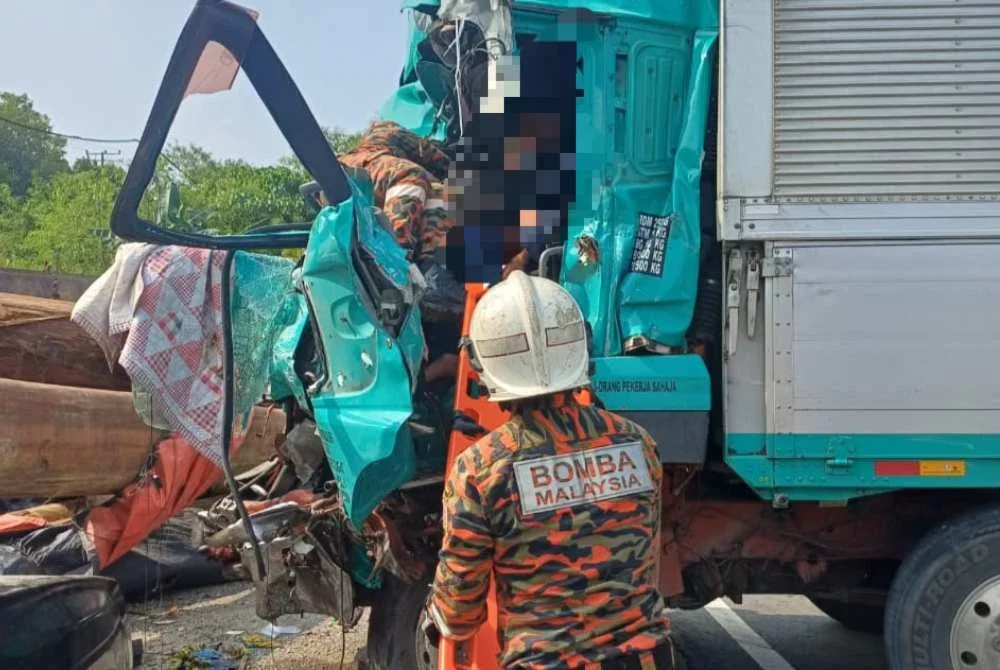 Pasukan bomba ketika menjalankan operasi mengeluarkan mangsa yang terbabit dalam kemalangan di tepi Jalan Labuk, Batu 27, Sandakan.