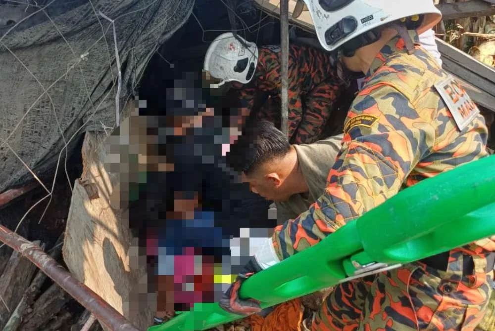 Pasukan bomba ketika menjalankan operasi mengeluarkan mangsa yang terbabit dalam kemalangan di tepi Jalan Labuk, Batu 27, Sandakan.