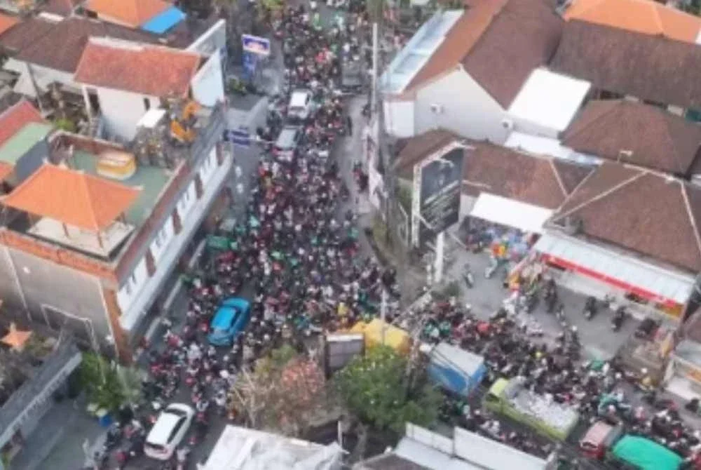 Pemandangan dari udara menunjukkan kesesakan lalu lintas ketika pengguna mahu mendapatkan bahan api. - FOTO: Agensi