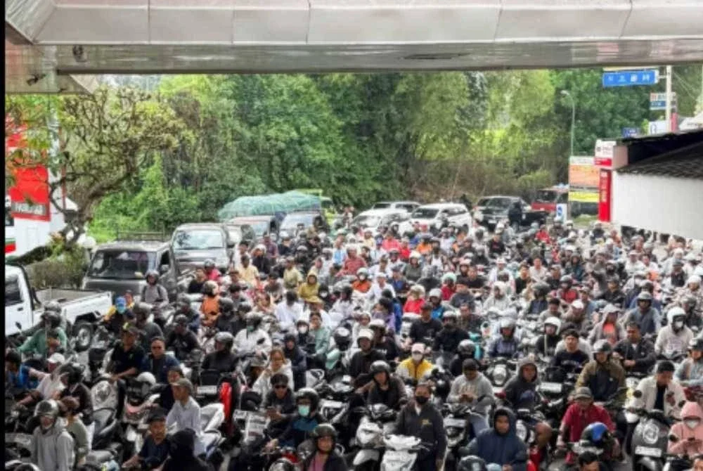 Orang ramai menunggu untuk mengisi bahan api di sebuah stesen petrol. - FOTO: Agensi