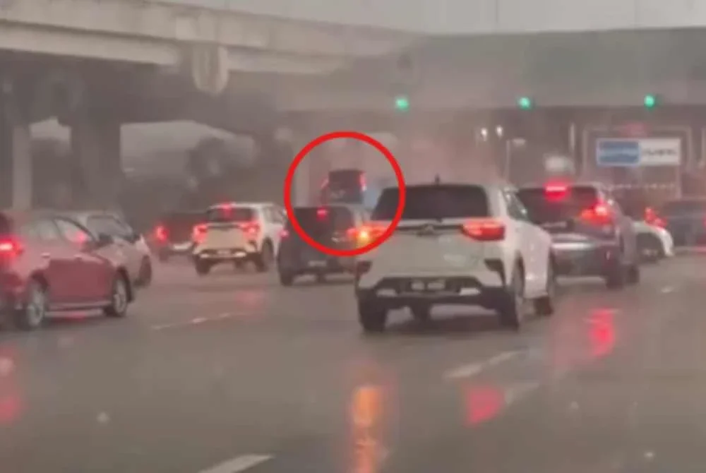 Rakaman tular menunjukkan sebuah kereta Perodua Alza terangkat dalam kejadian puting beliung di Damansara pada Selasa.