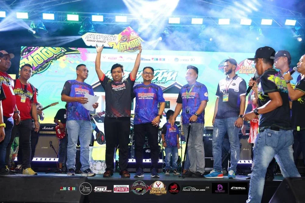 Mohamad Hafizal (lima,kiri) meraikan kejayaan Muhammad Fakhrul Rozi (empat, kiri) yang memenangi cabutan bertuah pada program Mat Motor Day 2.0.
