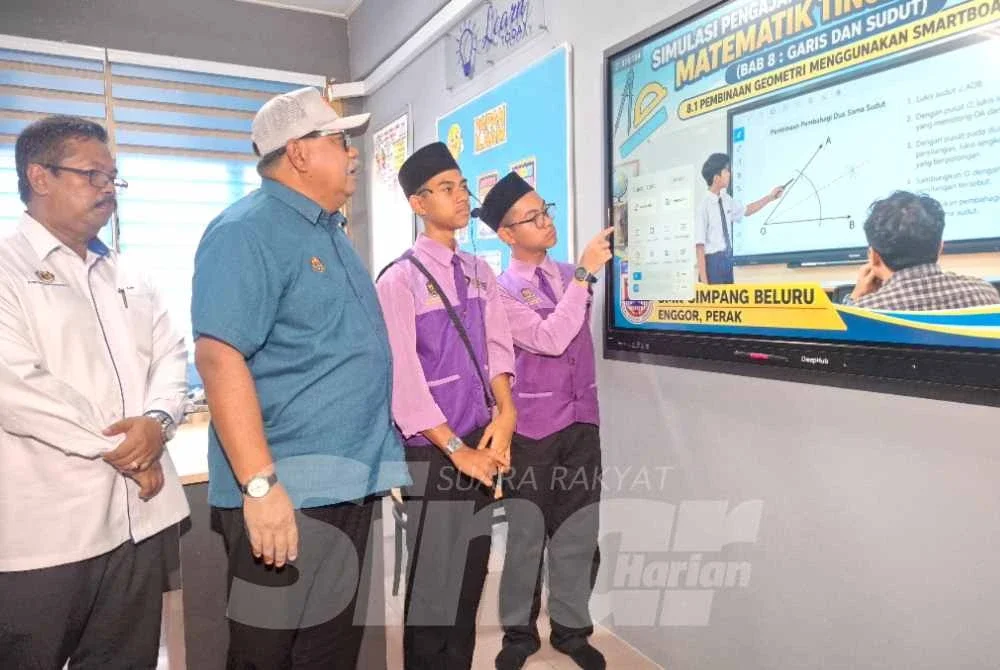 Ahmad Jailani (dua dari kiri) ketika meninjau operasi kemudahan digital yang disediakan SPA menerusi program Sekolah Angkat Madani di SMK Simpang Beluru, Kuala Kangsar pada Rabu.