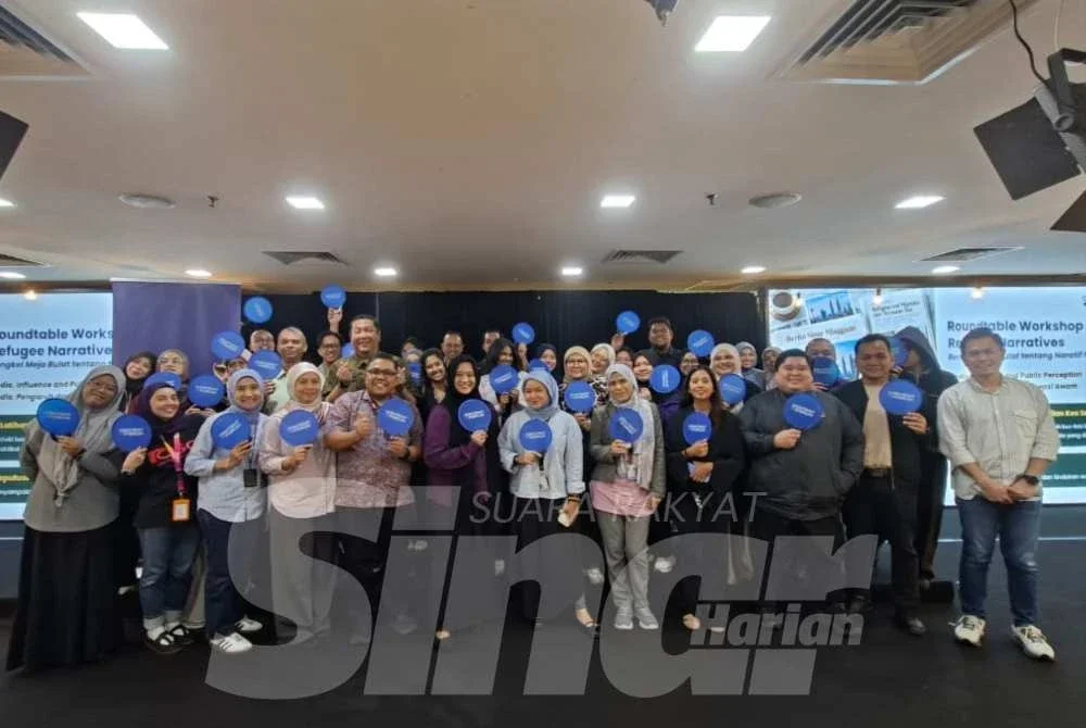 Farah Hussamuddin (tengah) bergambar bersama wakil media dan penerbitan ketika hadir pada program Sesi Meja Bula CMCF di Karangkraf pada Rabu.