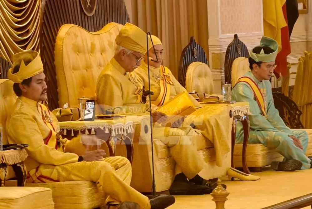 Tuanku Muhriz (dua dari kiri) membacakan titahnya pada majlis Istiadat Menzahirkan Kejadian Undang Luak Jelebu ke-17.
