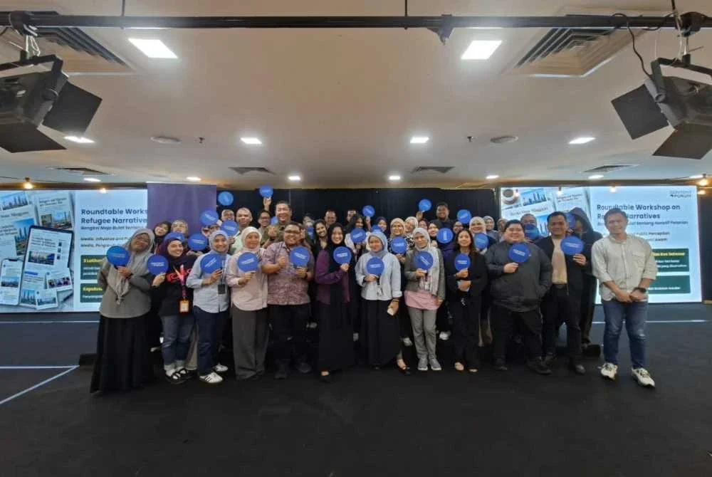 Farah Hussamuddin (tengah) bergambar bersama wakil media dan penerbitan ketika hadir pada program Sesi Meja Bula CMCF di Karangkraf pada Rabu.