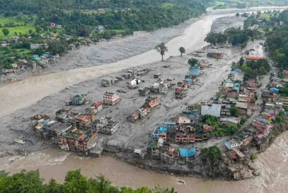 Pemandangan udara menunjukkan rumah-rumah ditenggelami lumpur susulan banjir kilat di Devighat, Perbandaran Bidur, daerah Nuwakot, Nepal. Foto: Fail/AFP