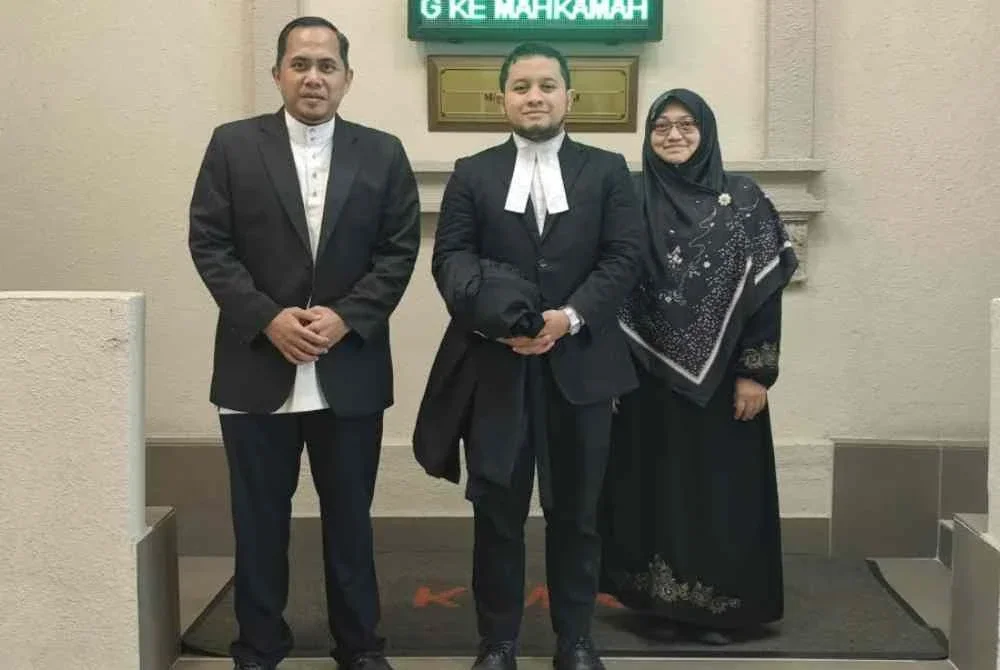 Dr Roslan dan Dr Saidah bersama peguam, Adnan Sharida & Associates yang mewakili mereka.