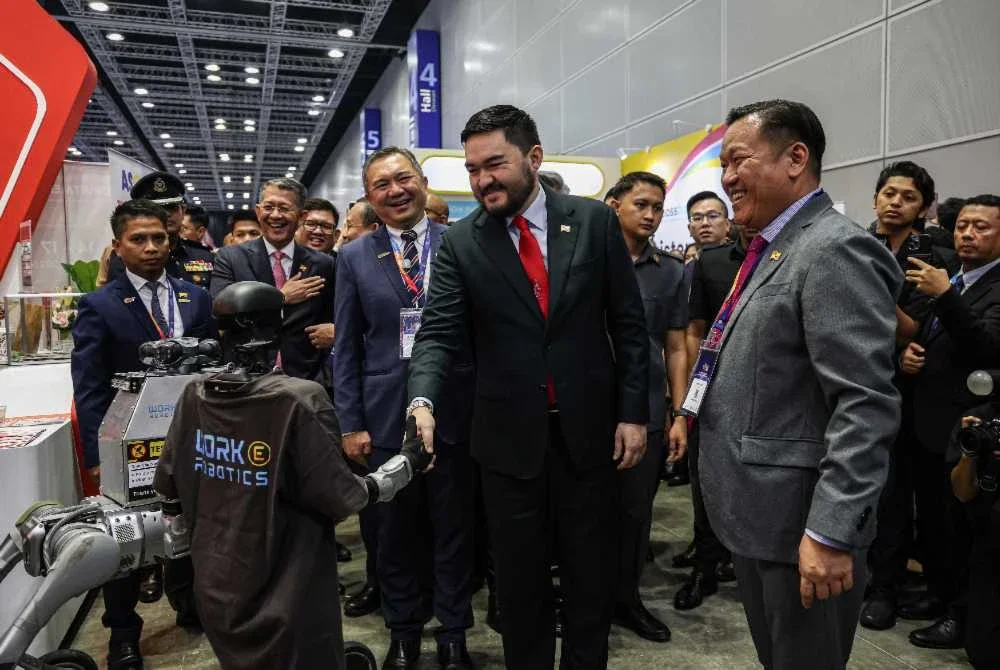 Tengku Amir Shah (tengah) berkenan bersalaman dengan model robot Unitree G1 ketika melawat ruang pameran selepas Majlis Perasmian Sidang Kemuncak Perniagaan Antarabangsa Selangor (SIBS) 2026 di Pusat Konvensyen Kuala Lumpur (KLCC) pada Rabu.