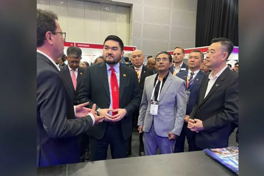 Tengku Amir Shah mendengar penerangan di ruang pameran. Turut serta Dr Harizal (tiga dari kanan).