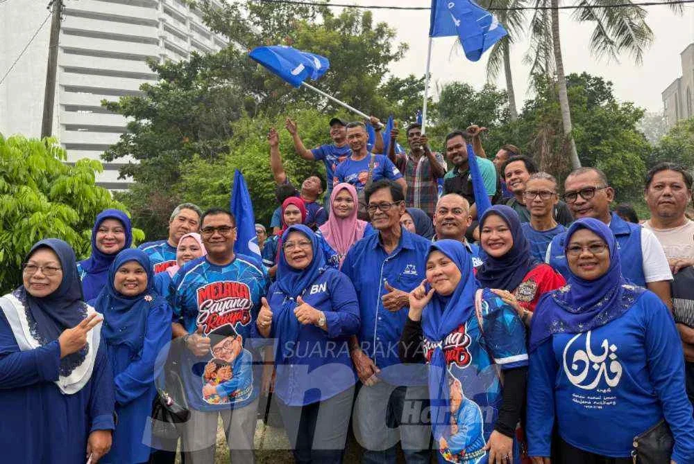 Tuminah (tengah) pada Kembara Jentera BN DUN Pantai Kundor pada Rabu.