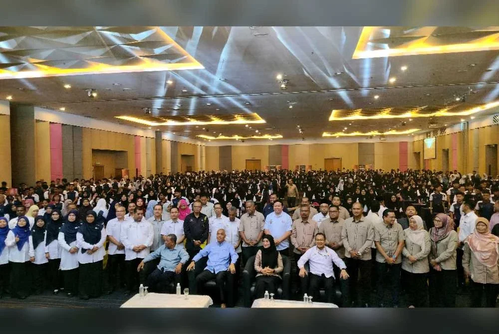 Khairudin (duduk, dua dari kiri) bersama tetamu jemputan dan peserta yang hadir sempena Bengkel Pecutan Akhir SPM dan Majlis Penutupan Program TRAS Tahun 2026 di Pusat Konvensyen Casuarina di Ipoh pada Rabu.