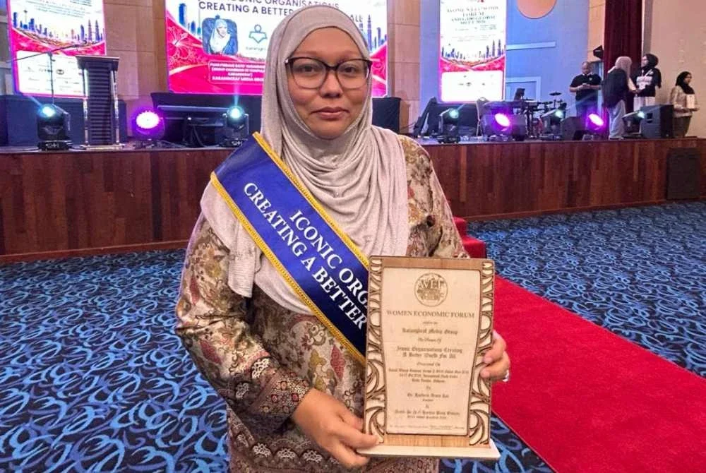 Firdaus bersama anugerah Organisasi Ikonik yang Membina Dunia Lebih Baik sempena Annual WEF and G100 Global Meet 2026 di International Youth Centre, Kuala Lumpur pada Rabu.