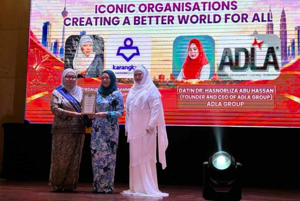 Firdaus (kiri) menerima anugerah daripada Suriani (tengah) sempena Annual Women Economic Forum and G100 Global Meet 2026 di International Youth Centre, Kuala Lumpur pada Rabu.
