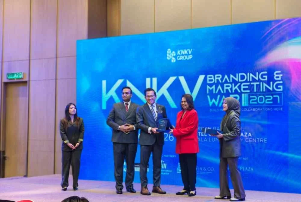 Dr. Zurainah (dua dari kanan) menyampaikan cenderamata kepada Mohd Shahar sempena KNKV Branding & Marketing War 2027 di Kuala Lumpur.