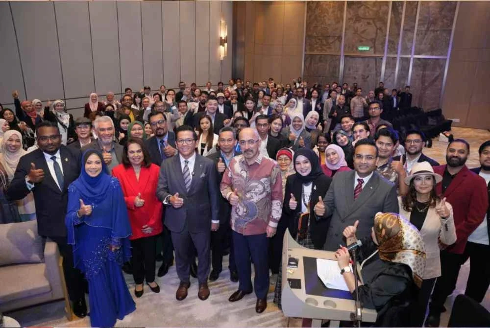Dr. Zurainah (depan, dua dari kiri) dan Mohd Shahar (tiga dari kiri) bersama para usahawan yang menyertai KNKV Branding & Marketing War 2027 di Kuala Lumpur.