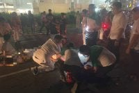 Peserta perarakan membantu tiga mangsa yang terjatuh di atas jalan dipercayai akibat terkena renjatan elektrik semasa menyertai perarakan di jalan utama di Mergong, Alor Setar. Foto tular
