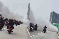 Tular kepulan asap tebal berhampiran Lebuhraya Duta-Ulu Kelang (DUKE) selepas Plaza Tol Sentul. 