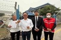 Chee Leong (dua dari kiri) menunjukkan laporan polis dibuat pada Rabu. Foto: Sinar. 