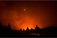 Seolah-olah babak dalam filem Mad Max, langit Kalimantan Tengah, Indonesia kembali diselubungi jerebu tebal berwarna jingga keperangan apabila kebakaran hutan dan tanah terus melanda wilayah itu. - Foto: APF