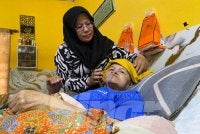 Nik Aliza sanggup berhenti kerja demi menjaga ibunya yang terlantar akibat demensia di Kampung Kubang Badak, Bachok.