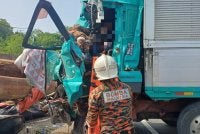 Pasukan bomba ketika menjalankan operasi mengeluarkan mangsa yang terbabit dalam kemalangan di tepi Jalan Labuk, Batu 27, Sandakan.