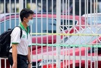 Murid yang hadir ke sekolah digalakkan memakai pelitup muka sebagai langkah berjaga-jaga. Foto hiasan 