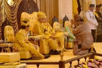Tuanku Muhriz menerima menghadap Undang Luak Jelebu, Datuk Azrin Khairi pada Istiadat Menzahirkan Kejadian Undang Luak Jelebu di Istana Besar Seri Menanti, Kuala Pilah