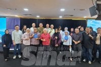 Penasihat Karangkraf, Datuk Hussamuddin Yaacub (tengah) bergambar bersama wakil media dan penerbitan ketika hadir pada program Sesi Meja Bula CMCF di Karangkraf pada Rabu