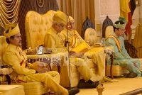Tuanku Muhriz (dua dari kiri) membacakan titahnya pada majlis Istiadat Menzahirkan Kejadian Undang Luak Jelebu ke-17.