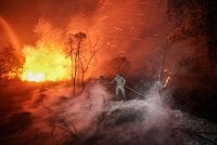 Anggota tentera turut dikerahkan untuk membantu pasukan bomba mengawal api daripada terus marak di Banjarbaru, Kalimantan Selatan. Foto: AFP