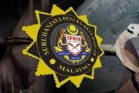Suspek berusia lingkungan 60-an itu ditahan kira-kira jam 8 malam 14 April, ketika hadir memberi keterangan di ibu pejabat SPRM di Putrajaya.