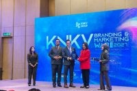 Dr. Zurainah (dua dari kanan) menyampaikan cenderamata kepada Mohd Shahar sempena KNKV Branding & Marketing War 2027 di Kuala Lumpur.
