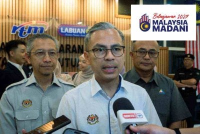 Fahmi (tengah) ketika ditemui media selepas menyempurnakan Majlis Perasmian Kompleks Kementerian Komunikasi Wilayah Persekutuan Labuan pada Rabu. Foto Bernama 