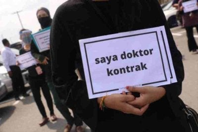 Sejak sistem kontrak diperkenalkan pada 2016, ketidakpastian pekerjaan dan peluang kemajuan kerjaya menjadi antara kebimbangan doktor muda. 