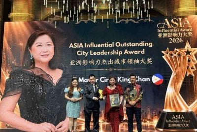 Dr Gavin (kanan) bersama pemenang City Leadership Award, Cindi King Chan (dua dari kanan) sempena Asia Influential Award 2026 di Kuala Lumpur pada Jumaat.
