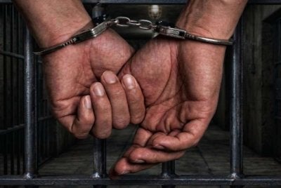 Dua lelaki ditahan pada Isnin kerana disyaki mencuri kad bank daripada beg milik dua penumpang yang disimpan di ruang bagasi.