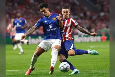 Martinez (kiri) mahu United membawa masuk lebih ramai pemain berkualiti. Foto AFP