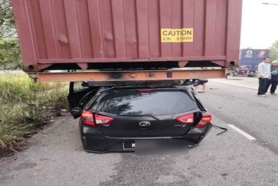 Pemandu Perodua Myvi maut selepas kereta dipandunya melanggar kontena diletakkan di tepi jalan di Jalan U10/99, Perindustrian Alam Awana, Seksyen U10, Puncak Alam pada Rabu. Foto: JBPM