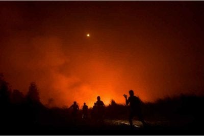 Seolah-olah babak dalam filem Mad Max, langit Kalimantan Tengah, Indonesia kembali diselubungi jerebu tebal berwarna jingga keperangan apabila kebakaran hutan dan tanah terus melanda wilayah itu. - Foto: APF