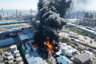 Pihak bomba mengerahkan kira-kira 200 anggota dan tiga helikopter bagi memadamkan kebakaran. - Foto: Agensi