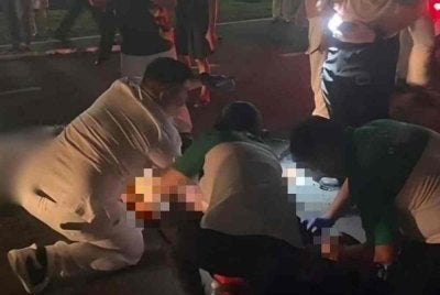 Salah seorang daripada tiga mangsa tragedi renjatan elektrik yang menyertai perarakan keagamaan di Mergong di sini pada malam Selasa melecur kira-kira 80 peratus pada seluruh badan dan masih tidak sedarkan diri.