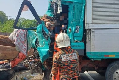 Pasukan bomba ketika menjalankan operasi mengeluarkan mangsa yang terbabit dalam kemalangan di tepi Jalan Labuk, Batu 27, Sandakan.