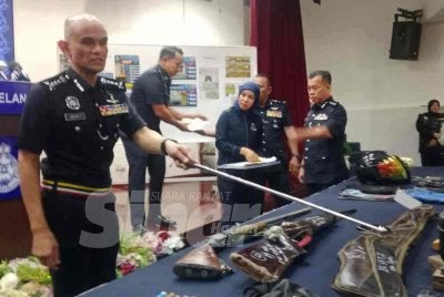 Shazeli menunjukkan antara peralatan yang dirampas dalam operasi dijalankan sebelum ini.