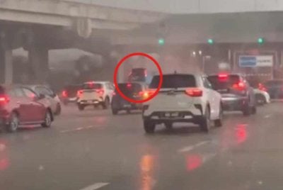 Rakaman tular menunjukkan sebuah kereta Perodua Alza terangkat dalam kejadian puting beliung di Damansara pada Selasa.
