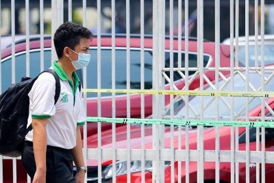 Murid yang hadir ke sekolah digalakkan memakai pelitup muka sebagai langkah berjaga-jaga. Foto hiasan 