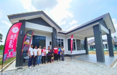 Muhammad Fakhrul (lima, kanan) bersama isteri dan anak semasa majlis penyerahan rumah yang disampaikan oleh Mohamad Hafizal (empat, kiri) di Kampung Danan, Melor, Kota Bharu pada Selasa.